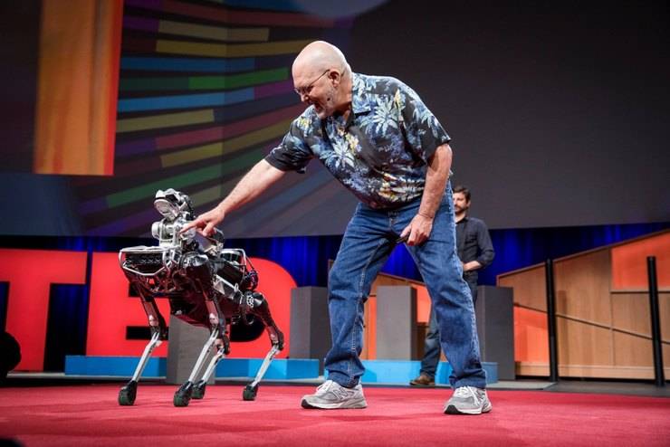 Генеральный директор и основатель Boston Dynamics Марк Райберт демонстрирует возможности робота
